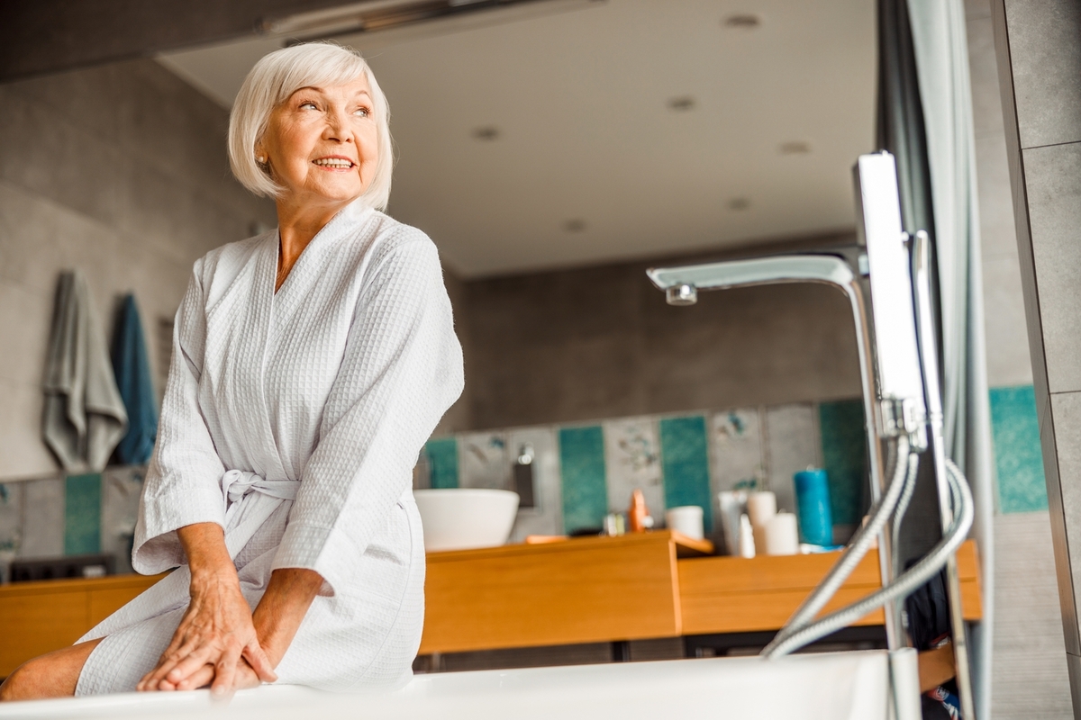 The Benefits of Walk-In Bathtubs with Showers for Seniors